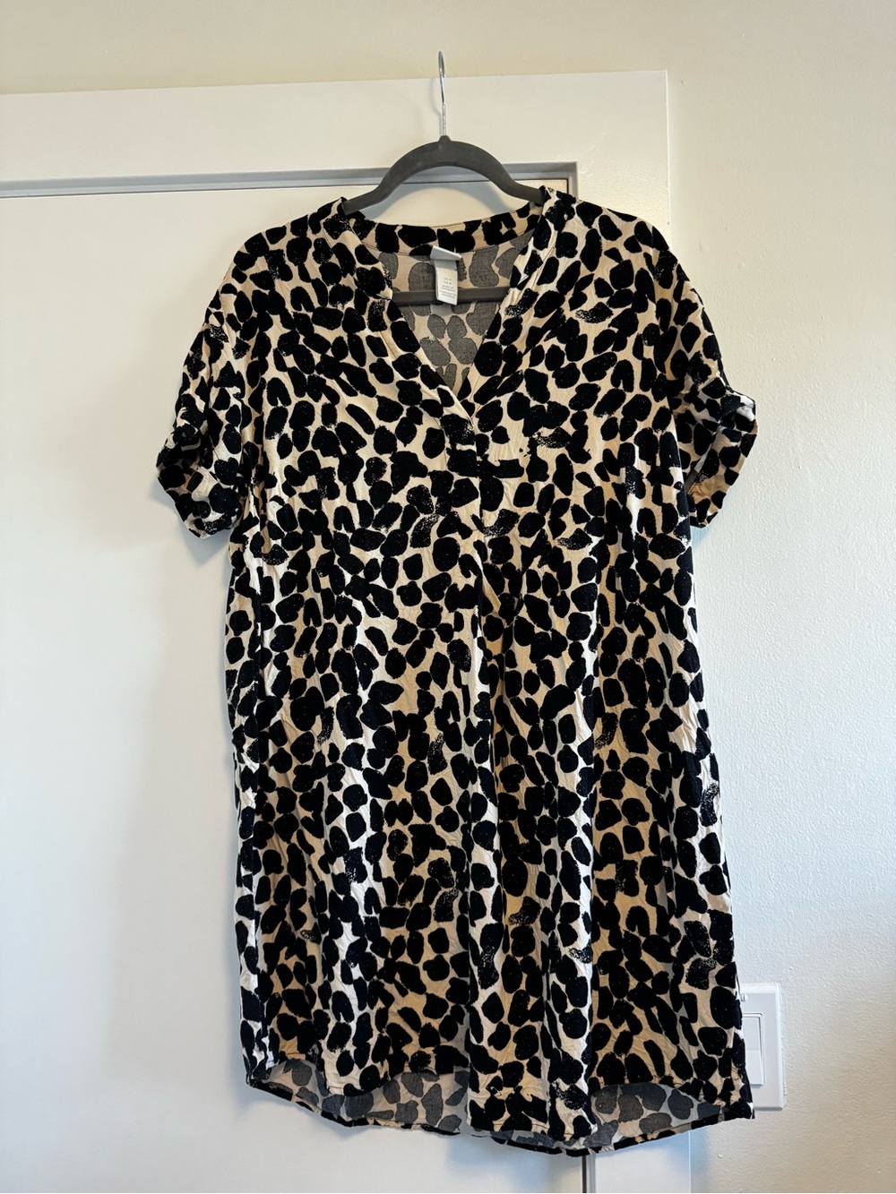 H&M Leopard Print Short Sleeve Shift Dress - Black & Cream v-neck Size M